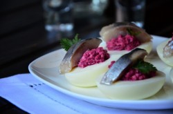 Яйца с сельдью и свеклой на новогодний стол