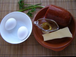 Колбаса сыр яйца на сковороде