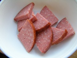 Колбаса сыр яйца на сковороде