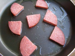 Колбаса сыр яйца на сковороде