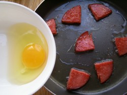 Колбаса сыр яйца на сковороде