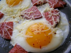 Колбаса сыр яйца на сковороде