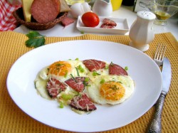 Колбаса сыр яйца на сковороде