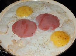 название картинки Яичница с колбасой