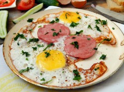 название картинки Яичница с колбасой