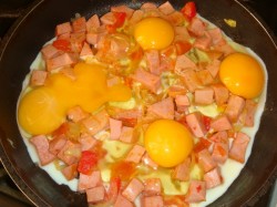 название картинки Яичница с помидорами и колбасой