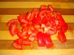 название картинки Яичница с помидорами и колбасой