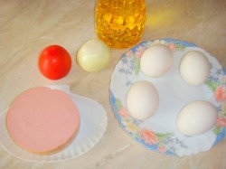 название картинки Яичница с помидорами и колбасой