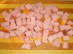 название картинки Яичница с помидорами и колбасой