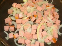 название картинки Яичница с помидорами и колбасой