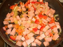 название картинки Яичница с помидорами и колбасой