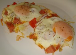 название картинки Яичница с помидорами и колбасой