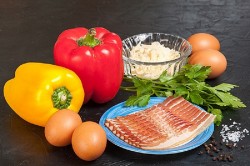 название картинки Яичница в половинках перца