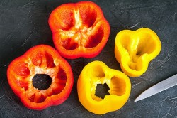 название картинки Яичница в половинках перца