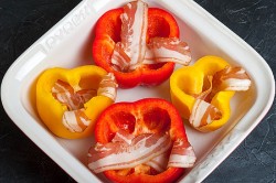 название картинки Яичница в половинках перца