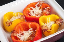 название картинки Яичница в половинках перца