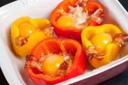 название картинки Яичница в половинках перца