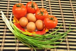 Яйца  в помидоре жареные