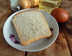 название картинки Яйцо в хлебе на сковороде