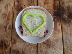 название картинки Яйцо в хлебе на сковороде