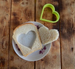 название картинки Яйцо в хлебе на сковороде