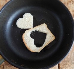 название картинки Яйцо в хлебе на сковороде