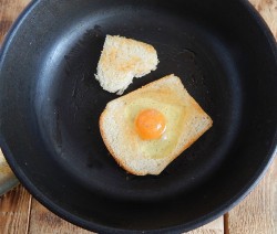 название картинки Яйцо в хлебе на сковороде