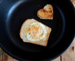 название картинки Яйцо в хлебе на сковороде