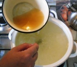 Помидоры на зиму в желе с петрушкой и кинзой - шаг 3