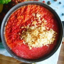 Сырая аджика с хреном и помидорами на зиму