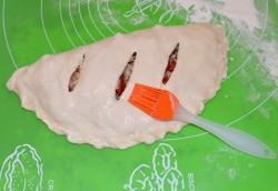 название картинки Закрытая пицца кальцоне с курицей и грибами