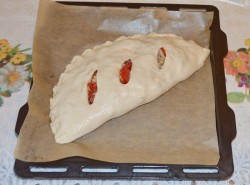 название картинки Закрытая пицца кальцоне с курицей и грибами