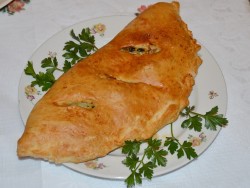 название картинки Закрытая пицца кальцоне с курицей и грибами