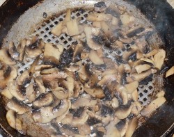 название картинки Закрытая пицца кальцоне с курицей и грибами