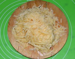 название картинки Закрытая пицца кальцоне с курицей и грибами