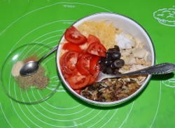 название картинки Закрытая пицца кальцоне с курицей и грибами