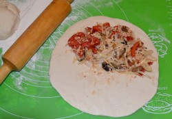 название картинки Закрытая пицца кальцоне с курицей и грибами