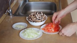 Закуска - бисквитный рулет с грибам