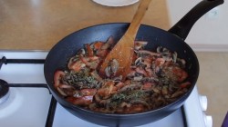 Закуска - бисквитный рулет с грибам