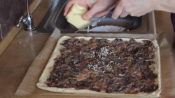 Закуска - бисквитный рулет с грибам