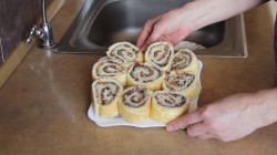 Закуска - бисквитный рулет с грибам