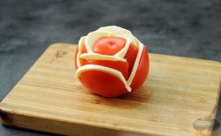 название картинки Закуска Букет роз из помидоров на 8 Марта