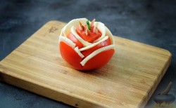 название картинки Закуска Букет роз из помидоров на 8 Марта