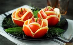 название картинки Закуска Букет роз из помидоров на 8 Марта