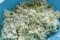 Закуска из помидоров, яиц и авокадо с майонезом