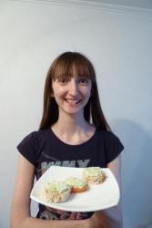 Закуска из помидоров, яиц и авокадо с майонезом