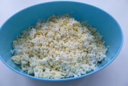 Закуска из помидоров, яиц и авокадо с майонезом