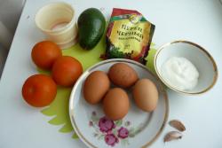 Закуска из помидоров, яиц и авокадо с майонезом