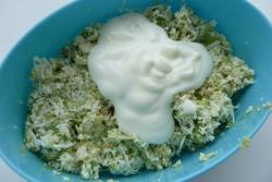 Закуска из помидоров, яиц и авокадо с майонезом