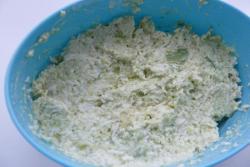 Закуска из помидоров, яиц и авокадо с майонезом